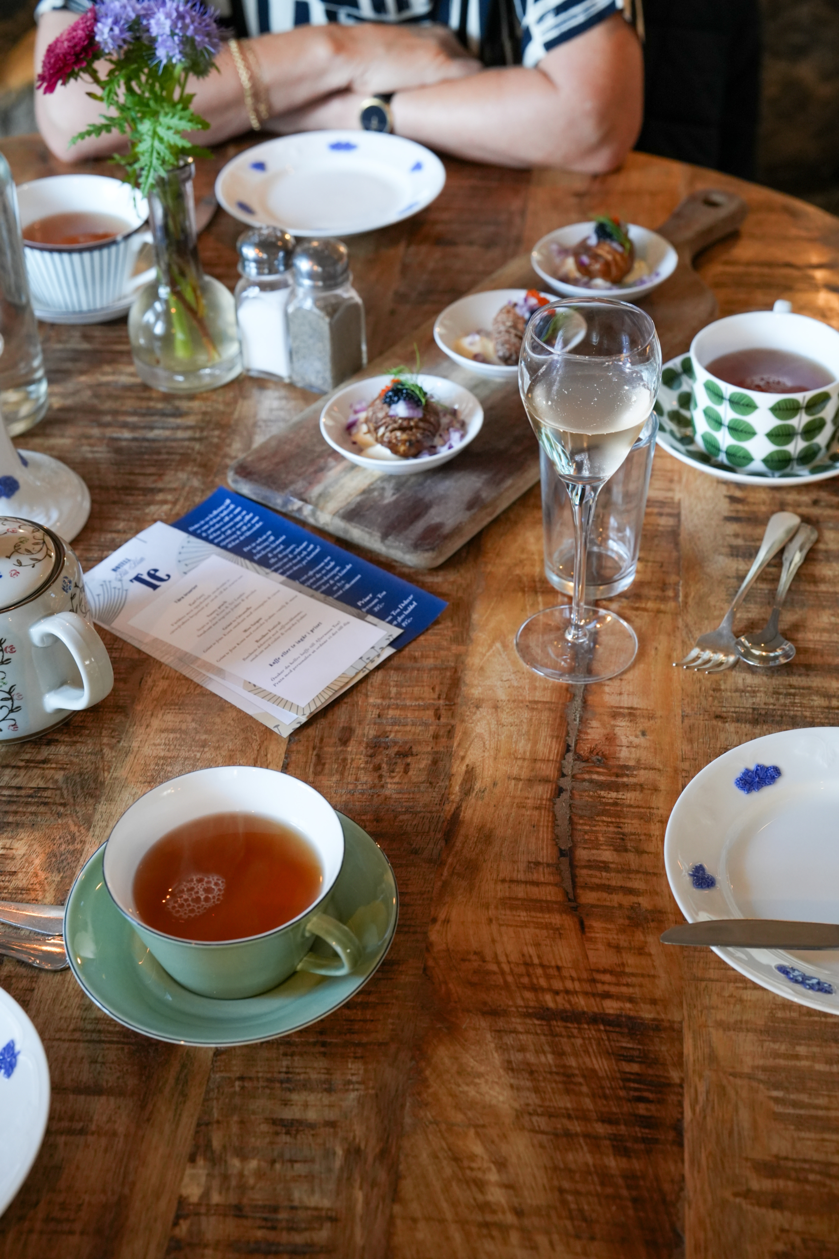 en mysig afternoon tea på ett charmigt hotell i gustavsberg värmdö skärgård